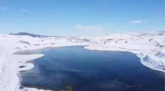 Maden sahasındaki gölet buz tuttu