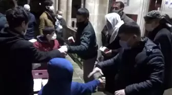 Viranşehir'de Ragaip Kandilinde simit ikramı