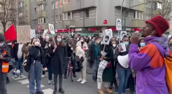 Almanya'da ırkçı terör saldırısında hayatını kaybedenlerin anıldığı yürüyüşe binlerce kişi katıldı