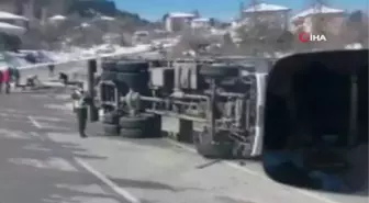 Bartın'da freni patlayan MDF yüklü kamyon devrildi