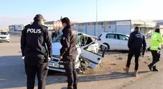 Son dakika haberi | Gaziantep'te iki otomobil çarpıştı: 1 ölü, 4 yaralı