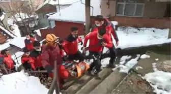 NAK ekipleri, ayağı kırılan hastayı merdivenli sokaktan evine sedyeyle taşıdı