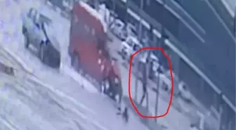 Otomobil ile minibüs çarpıştı; Yayanın saniyelerle kurtulduğu kaza kamerada