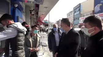 Arnavutköy'de ilçe kaymakamı vatandaşlara tek tek izin belgesi sordu