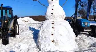 3 saatte 4 metre boyunda kardan adam yaptılar