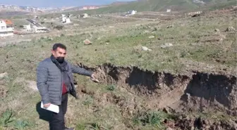 Dağlık bölgedeki göçüklerden korkan mahalleli, bilimsel araştırma istiyor