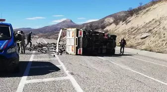 Devrilen kamyon Adıyaman-Gölbaşı yolunu trafiğe kapattı