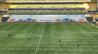 Fenerbahçe'de büyük ihmal! Yoğun kar yağışı sırasında çimlerin üzeri örtülmemiş