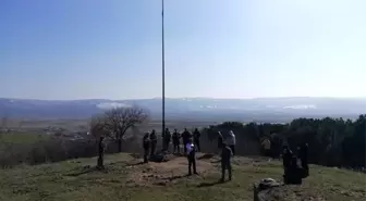 Muhtar söz verdiği dev Türk bayrağını dikti