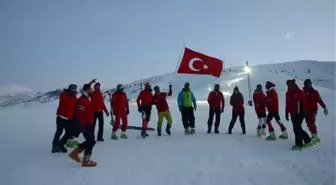 Dondurucu soğukta meşaleli kayak gösterisi