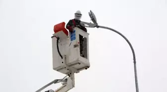 Elektrik arıza ekiplerinin zorlu mücadelesi