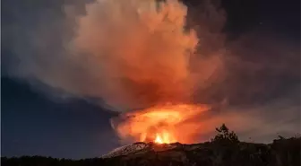 Fotoğraflarla: Etna Yanardağı'ndaki patlamalar Sicilya gecelerini aydınlatıyor