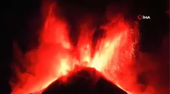İtalya'da Etna Yanardağı püskürttüğü lavlarla geceyi aydınlattı