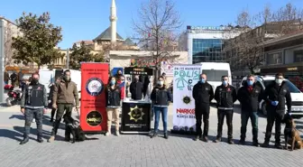 Narkotik bilgilendirmesinde çocukların narkotik köpeklere ilgisi