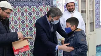 Öğrenciler, din görevlisi Mehmet Çelebi'ye gözyaşları içerisinde veda ettiler