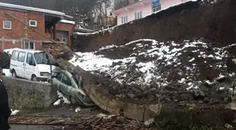 Ordu'da istinat duvarı çöktü, araçlar altında kaldı