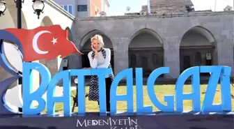Sanatçı Wilma Elles, Battalgazi'ye hayran kaldı
