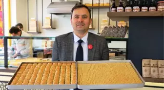 Bir tepsiye 1386 baklava dilimi sığdırdı