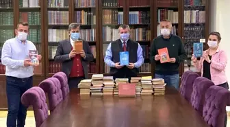 Önce kendisi bağışladı sonra herkesi kitap bağışına davet etti