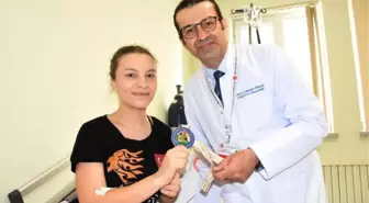 Wushu sporcusu Mervenur, şampiyonluk madalyasını doktoruna hediye etti