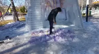 Akademisyen, çalışmasından kopan buz kütlesinden son anda kurtuldu