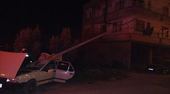 Son dakika! Aydınlatma direğine çarpan otomobilin sürücüsü öldü