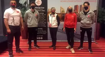 Buz pateni sporcularının gözü madalyada