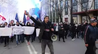 Son dakika haber... Gürcistan'da ana muhalefet liderinin gözaltına alınmasını protesto edenler parlamento önünde çadır kurdu