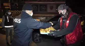Son dakika haberi! Hayırsever vatandaşlardan görevli polise çay ve pasta ikramı