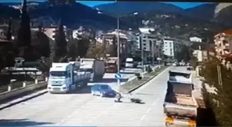 Son dakika haberi: Motosiklet ile otomobilin çarpıştığı kaza güvenlik kameralarına yansıdı