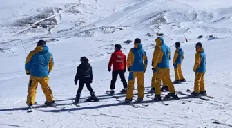 Genç yükümlülerle temel kayak eğitimi