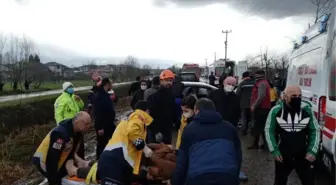 Akyazı'da hafif ticari araç ile otomobil çarpıştı: 6 yaralı