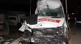 Feci kazada ambulans hurdaya döndü