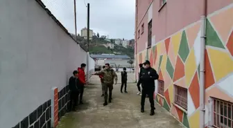 Son Dakika | Rize'de kısıtlamaya uymayan çocuklar polisi duyunca ne yapacağını şaşırdı
