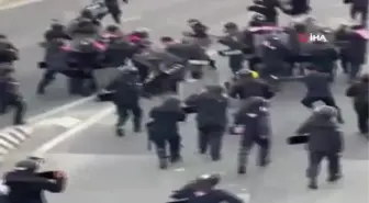 Tayland'da göstericiler ile polis arasında arbede