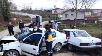 2 otomobil kafa kafaya çarpıştı: 4 yaralı