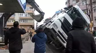 Avcılar'da yıkılan binanın enkaz demiri yüklü kamyon devrildi