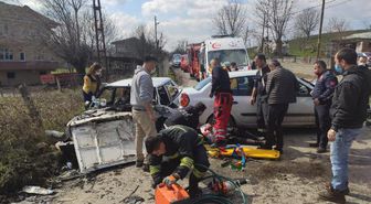 Bartın'da iki otomobil kafa kafaya çarpıştı: 4 yaralı