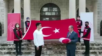 Çanakkale'de 18 Mart'ta göndere çekilecek ay yıldızlı bayrak yola çıkarıldı