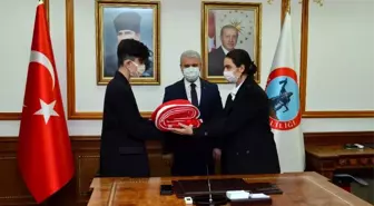 'Anadolu Gönül Yolu 81 Genç 81 Bayrak' etkinliğinde gençler Türk Bayraklarını Vali Akın'a teslim etti