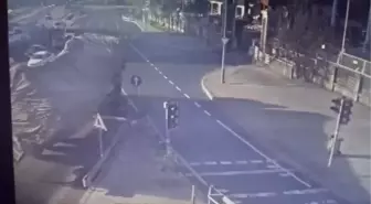Başakşehir'de aşırı yüklü TIR böyle devrildi (1)