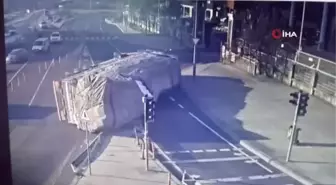 Başakşehir'de kumaş yüklü tır böyle devrildi