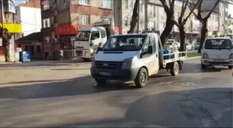 İnegöl'de yolun karşısına geçmeye çalışırken kamyonetin çarptığı genç yaralandı