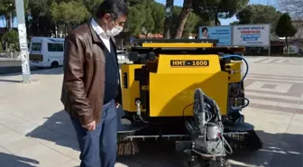 Karacasu sokaklarında süpürge araçları mesaiye başladı