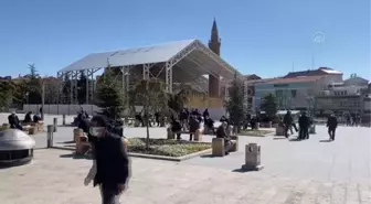 Yeni kontrollü normalleşmeyle birlikte 65 yaş üstü vatandaşlar açık alanlarda