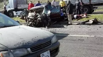 İzmir'de hafif ticari araç, otomobil ve midibüsle çarpıştı: 2 ölü, 4 yaralı