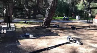 Kaş'ta kimliği belirsiz kişiler parkı tahrip eti