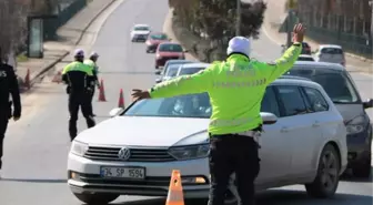 Uygulama yapan polislere yemek getirdi