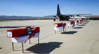 Her birinin hikayesi yarım kaldı! Bitlis'te şehit olan askerlerimiz için 8. Kolordu Komutanlığı'nda tören düzenlendi