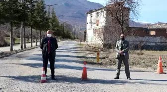 Bu köy kendi karantinasını uyguluyor: Muhtar köy giriş ve çıkışlarında önlem aldı